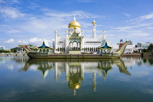 Bandar seri begawan(bsb), brunei-Kasım. 4:Masjid sultan Ömer ali s — Stok fotoğraf