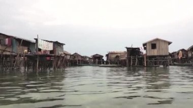 Evin içinde sabah, borneo okyanusun ortasında ahşap stilts üzerinde