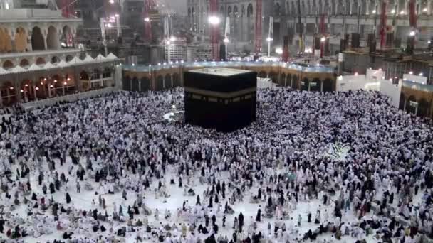 Moslim pelgrims rondgaan de Ka'aba op masjidil haram in Mekka, saudi-Arabië — Stockvideo