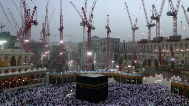 Pellegrini musulmani circumambulano la Kaaba a Masjidil Haram circa a Makkah, S.Arabia — Video Stock