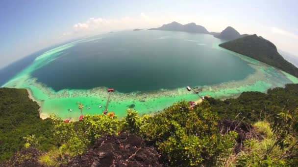 Vista de olho de peixe da cratera vulcânica da ilha de Bohey Dulang — Vídeo de Stock