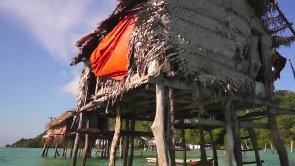 Maisons de gitans de mer indigènes sur pilotis en bois à Celebes Sea, Bornéo — Video