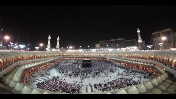 Peregrinos musulmanes circunvalan la Kaaba en Masjidil Haram en La Meca, Arabia Saudita . — Vídeo de stock