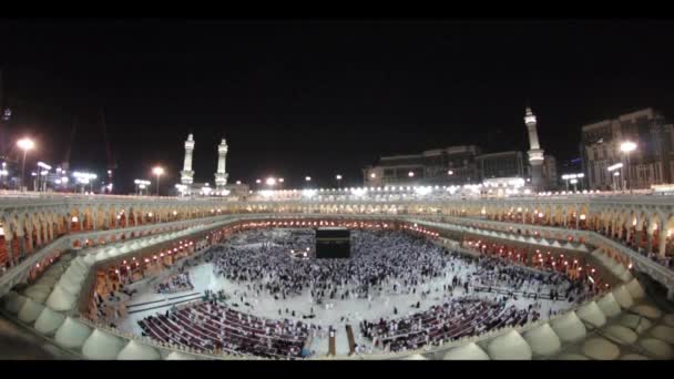 Muslimische Pilger umrunden die Kaaba in Masjidil haram in Makkah, Saudi-Arabien. — Stockvideo