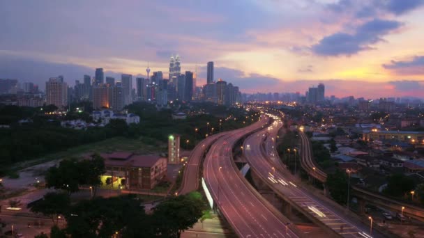 Skyline Kuala Lumpur con destellos de relámpagos — Vídeos de Stock