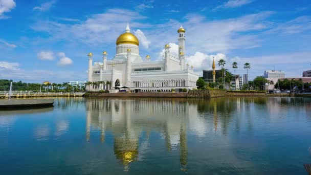 Mesquita Masjid Sultão Omar Ali Saifuddin em Bandar Seri Begawan, Brunei — Vídeo de Stock