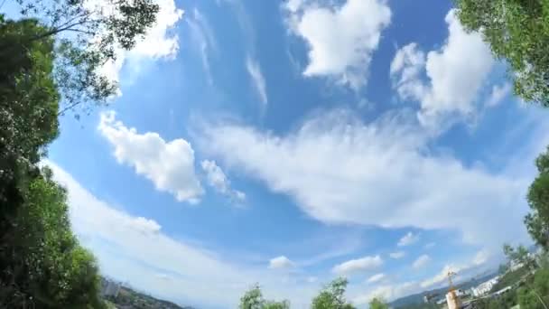 Norii în timpul mișcării se scurg — Videoclip de stoc