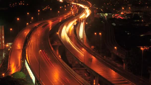 Tráfico de senderos ligeros en una autopista — Vídeos de Stock