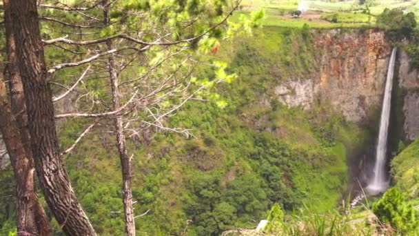 Sipiso piso waterval in danau toba, Noord-sumatra, Indonesië. — Stockvideo