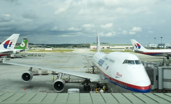 AEROPUERTO INTERNACIONAL DE KUALA LUMPUR - 23 DE JUNIO: Malaysia Airlines — Foto de Stock