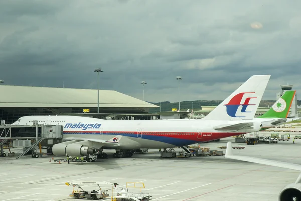 KUALA LUMPUR INTERNATIONAL AIRPORT - JUNE 23: Malaysia Airlines — Stock Photo, Image