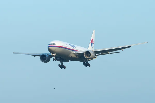 KUALA LUMPUR INTERNATIONAL AIRPORT (KLIA), SEPANG, MALAYSIA- JULY 21, 2014: Boeing 777-200ER (9M-MRB) MAS lands at KLIA, Malaysia. — Stock Photo, Image