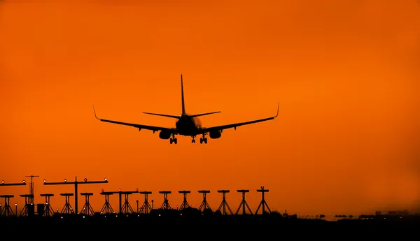 bir uçak silueti toprakları.