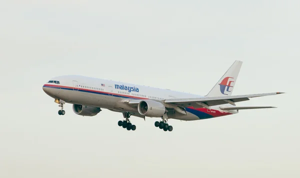 AEROPUERTO INTERNACIONAL DE KUALA LUMPUR (KLIA), SEPANG, MALAYSIA- 21 DE JULIO DE 2014: Boeing 777-200ER (9M-MRB) aterriza en KLIA, Malasia . — Foto de Stock