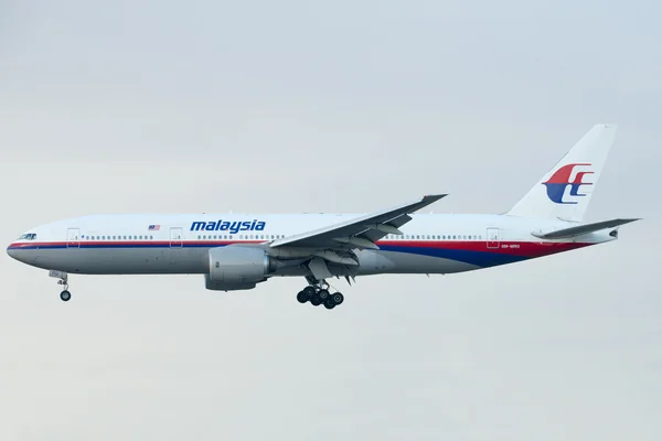 AEROPUERTO INTERNACIONAL DE KUALA LUMPUR (KLIA), SEPANG, MALAYSIA- 21 DE JULIO DE 2014: Boeing 777-200ER (9M-MRB) aterriza en KLIA, Malasia . — Foto de Stock