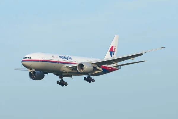 AEROPUERTO INTERNACIONAL DE KUALA LUMPUR (KLIA), SEPANG, MALAYSIA- 21 DE JULIO DE 2014: Boeing 777-200ER (9M-MRB) aterriza en KLIA, Malasia . — Foto de Stock