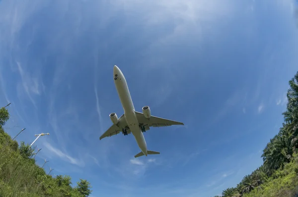 Międzynarodowy Port lotniczy Kuala lumpur (klia), sepang, Malezja-21 lipca 2014: boeing 777-200er (9m-mrb) mas ląduje w klia, Malezja. — Zdjęcie stockowe