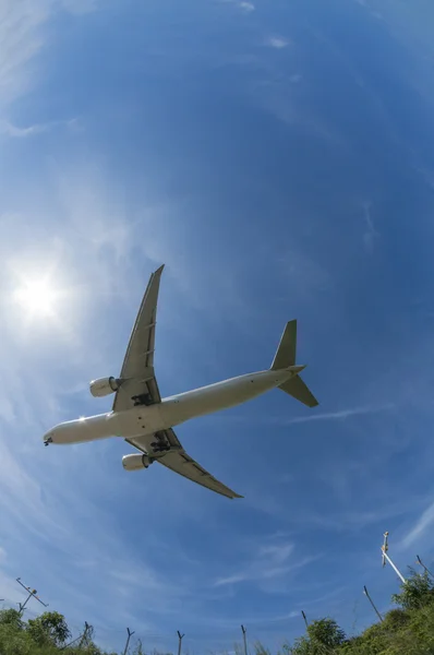 Międzynarodowy Port lotniczy Kuala lumpur (klia), sepang, Malezja-21 lipca 2014: boeing 777-200er (9m-mrb) mas ląduje w klia, Malezja. — Zdjęcie stockowe