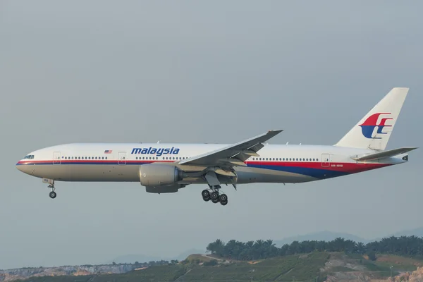 AEROPUERTO INTERNACIONAL DE KUALA LUMPUR (KLIA), SEPANG, MALAYSIA- 21 DE JULIO DE 2014: Boeing 777-200ER (9M-MRB) aterriza en KLIA, Malasia . —  Fotos de Stock