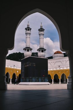 GUA MUSANG, KELANTAN, MALAYSIA-CIRCA HAZİRAN 2022: Kelantan 'ın Gua Musang kentindeki Mescid Razaleigh' deki Kaabah modelinin iç görünümü. Bu modele Kaabah dış görüntüler yansıtıldı.