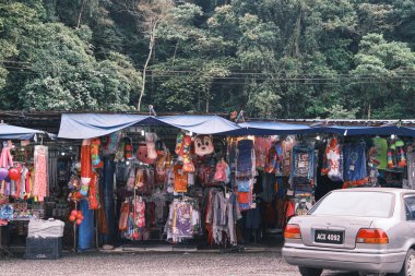 CAMERON HIGHLANDS, PAHANG, MALAYSIA-CIRCA HAZİRAN 2022: Cameron Highlands, Pahang, Malezya 'da yeşil yemyeşil ormanlı çeşitli ürünler satan sokak mağazalarının genel görünümü.