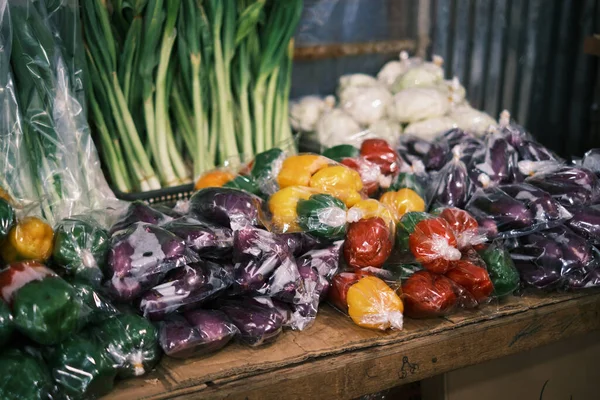 Malezya 'nın Pahang kentindeki Cameron Highlands' ta satışa sunulan çeşitli renkli taze sebzeler..
