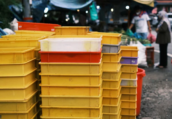 キャメロン ハイランド パハン マレーシアの野菜販売業者の道端に積み上げプラスチック容器を盛り合わせ — ストック写真