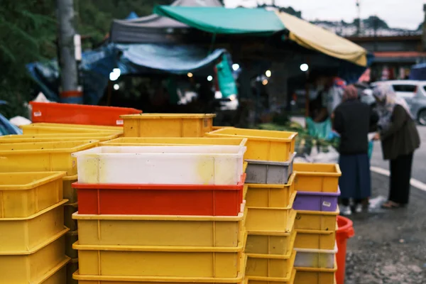 キャメロン ハイランド パハン マレーシアの野菜販売業者の道端に積み上げプラスチック容器を盛り合わせ — ストック写真