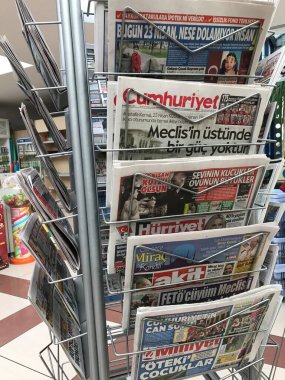ISTANBUL, TURKEY - CIRCA 2017: İstanbul, Türkiye 'deki yerel bir markette yerel Türk gazetesinin seçilmesi.