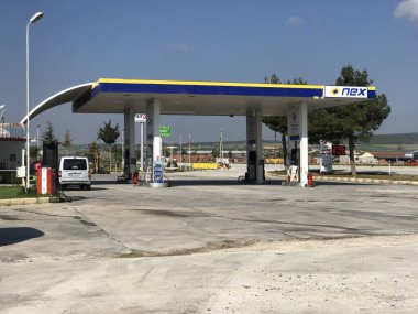 DINAR, AFYONKARAHISAR, TURKEY CIRCA 2017: Türkiye 'de dinlenme alanındaki Tokaci benzin istasyonu neredeyse boş. Tokaci Petrol Türk petrol şirketlerinden biri.