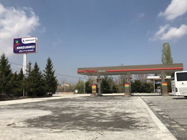 AFYON, KONYA, TURKEY CIRCA 2017: Türkiye 'nin dinlenme alanındaki neredeyse boş Total Benzin istasyonu. Total Petrol, Fransız petrol şirketi..