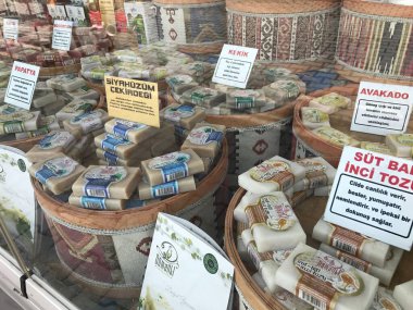 AFYON, KONYA, TURKEY CIRCA 2017: Türkiye 'nin Konya kentindeki yerel bir dükkanda çeşitli doğal organik ev yapımı sabunlar sergilendi.