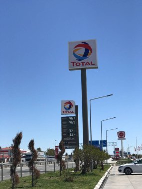 KULU, KONYA, TURKEY CIRCA 2017: Türkiye 'de dinlenme alanındaki toplam benzin istasyonu. Total Petrol, Fransız petrol şirketi..