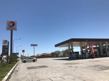 KULU, KONYA, TURKEY CIRCA 2017: Türkiye 'de dinlenme alanındaki toplam benzin istasyonu. Total Petrol, Fransız petrol şirketi..