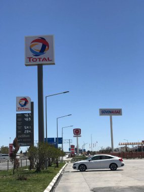 KULU, KONYA, TURKEY CIRCA 2017: Türkiye 'de dinlenme alanındaki toplam benzin istasyonu. Total Petrol, Fransız petrol şirketi..