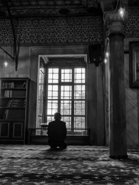 Istanbul Turkey Circa 2016 Мужчина Читает Молитвы Мечети Султанахмет Стамбуле — стоковое фото