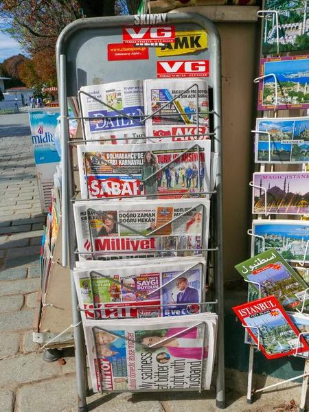 Istanbul Turkey Circa 2016 Επιλογή Τοπικής Τουρκικής Εφημερίδας Περίπτερο Στην — Φωτογραφία Αρχείου