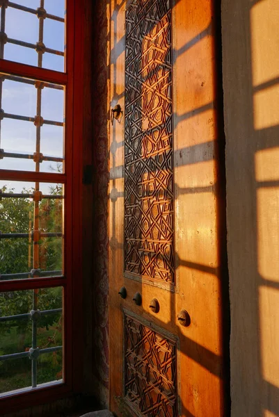 Bir Caminin Camında Işık Gölge — Stok fotoğraf