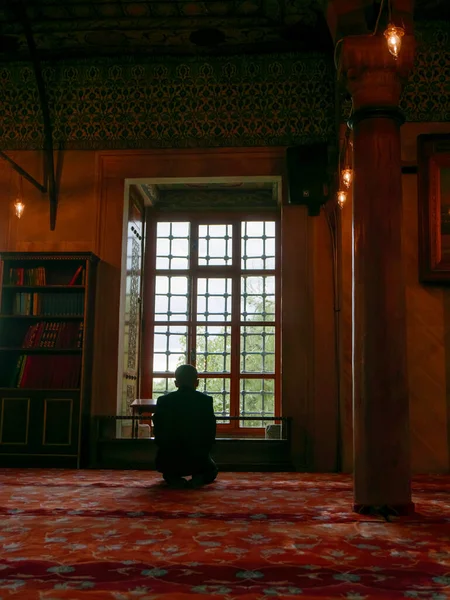 Istanbul Turkey Circa 2016 Мужчина Читает Молитвы Мечети Султанахмет Стамбуле — стоковое фото
