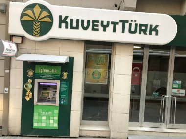 KARAKOY, TURKEY- CIRCA 2017: Türkiye 'nin Karaköy kentinde Kuveyt Finans Evi Kuveyt Türk için boş otomatik vezne makineleri (ATM) para makinesi.
