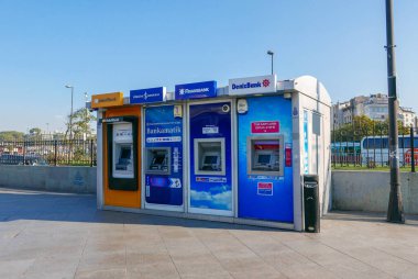 ISTANBUL, TURKEY- CIRCA 2016: Türkiye 'de Bankamatik, VakıfBank, FinansBank ve DenizBank için boş otomatik vezne makineleri (ATM).