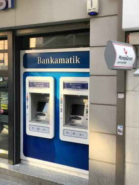 KARAKOY, TURKEY- CIRCA 2017: Türkiye 'nin Karaköy kentinde Bankamatik için boş otomatik vezne makineleri (ATM) para makinesi.
