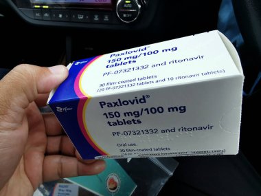 MALAYSIA-CIRCA HAZİRAN 2022: Pfizer Inc. tarafından üretilen bir kutu Paxlovid tableti. Çalışmalar, Paxlovid 'in ciddi hastalıkları% 89 