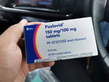 MALAYSIA-CIRCA HAZİRAN 2022: Pfizer Inc. tarafından üretilen bir kutu Paxlovid tableti. Çalışmalar, Paxlovid 'in ciddi hastalıkları% 89 