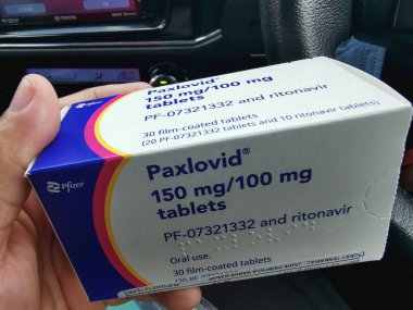 MALAYSIA-CIRCA HAZİRAN 2022: Pfizer Inc. tarafından üretilen bir kutu Paxlovid tableti. Çalışmalar, Paxlovid 'in ciddi hastalıkları% 89 