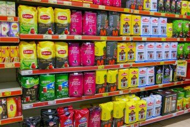 KADIKOY, TURKEY-CIRCA 2016: Kadiköy, Türkiye 'deki alışveriş pazarlarından birinde çeşitli çay çeşitleri.