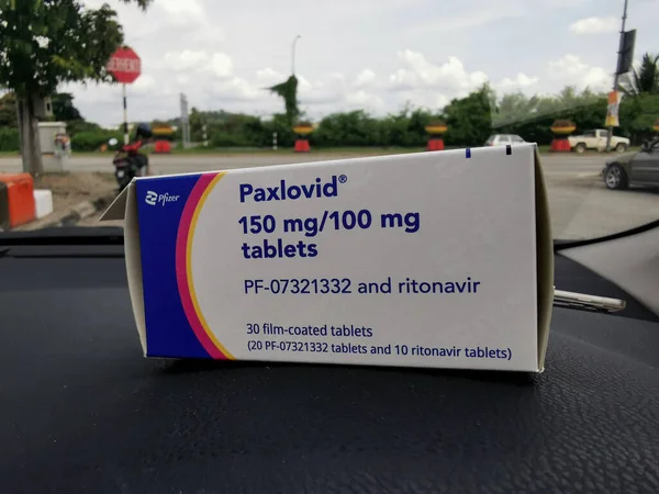 MALAYSIA-CIRCA HAZİRAN 2022: Pfizer Inc. tarafından üretilen bir kutu Paxlovid tableti. Çalışmalar, Paxlovid 'in ciddi hastalıkları% 89 