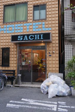 OSAKA, JAPONYA-CIRCA 2018: Osaka, Japonya 'da bir otelin önünde çöp torbaları.