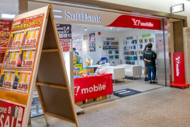 Osaka, Japonya - 9 Kasım 2018 : Osaka şehir tren istasyonunda mobil telekomünikasyon mağazası. Y! Mobile, Japon telekomünikasyon softbank Group Corporation'ın bir yan kuruluşudur.