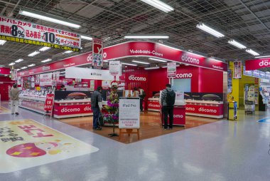 OSAKA, JAPONYA-CIRCA 2018: Japonya 'nın Osaka kentindeki Yodobashi Kamera Alışveriş Merkezi' nde NTT docomo standı.